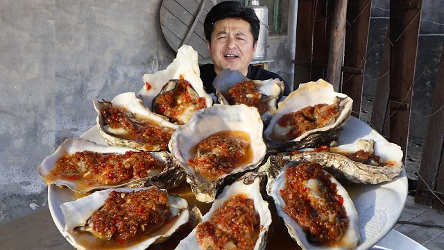 这个季节的生蚝就是肥，几斤做个蒜蓉生蚝，肥美多汁，又嫩又鲜