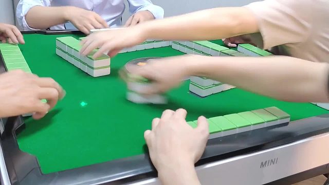 长春麻将实战牌局分享_任性预留了双夹口……