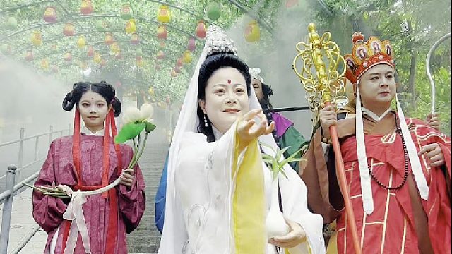 周末，陪着家人朋友来东莞观音山登高许愿，开启好运吧！