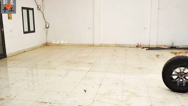 男子仅用一些简单的材料竟然手搓出一辆皮卡，这手艺真是太牛了