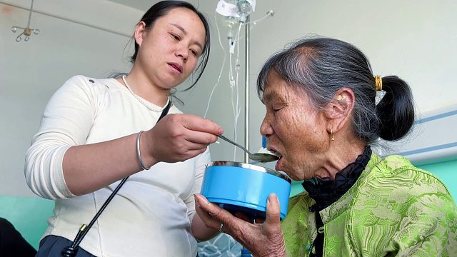 65岁老娘生病住院，女儿去医院看望，看看闺女如何待母亲