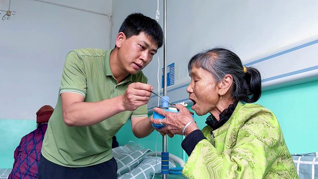 丈母娘生病住院，女儿不在身边，看看女婿如何待她