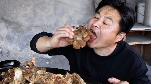 好酒好肉已到位，牛蝎子炖上一大锅，啃起来感觉太爽了，真过瘾