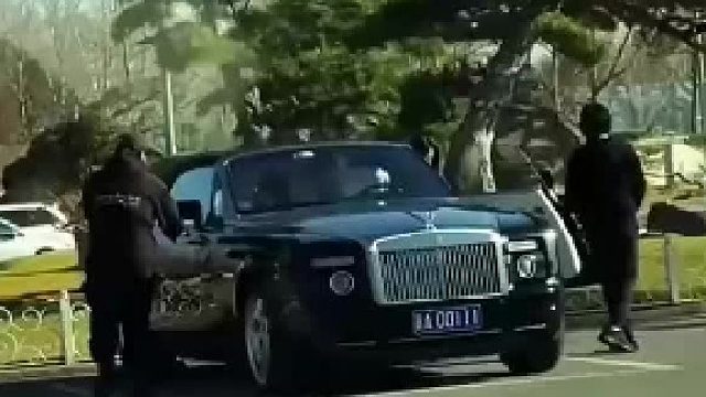 京城大佬坐劳斯莱斯幻影，开车门的一瞬间，就意识到了不简单