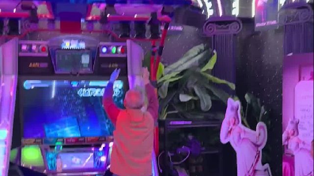 八十岁大爷在跳舞机跳bigbang