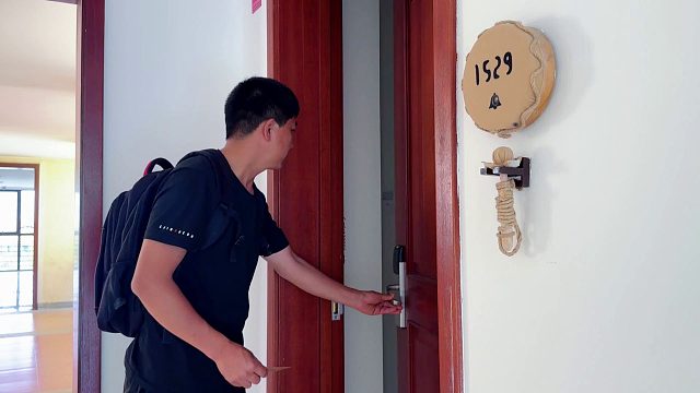 老婆孩子不在身边，一个人去西双版纳，打开酒店房门太惊艳！