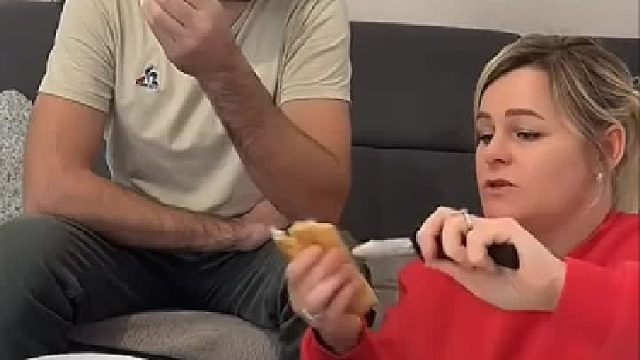 假装捅男友的中国玩具刀！洋妞的搞笑恶作剧