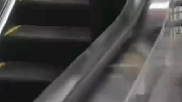 保洁阿姨地铁擦扶梯，无知小伙上前提醒，反被保洁阿姨将了一军