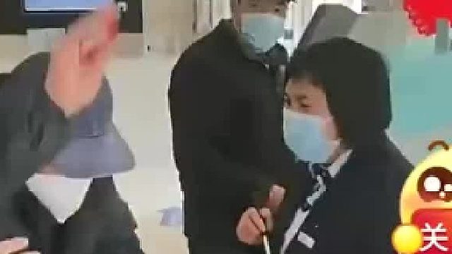 大爷去银行取钱屡遭插队，排了一个小时还没轮到