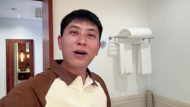 老公出差证明一个睡，拍视频给老婆报备，老婆：总感觉哪里不对劲