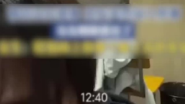 情侣还在视频 室友突然闯入 女友眼睛都直了 女生：吃饭叫上你那个脱上衣的室友