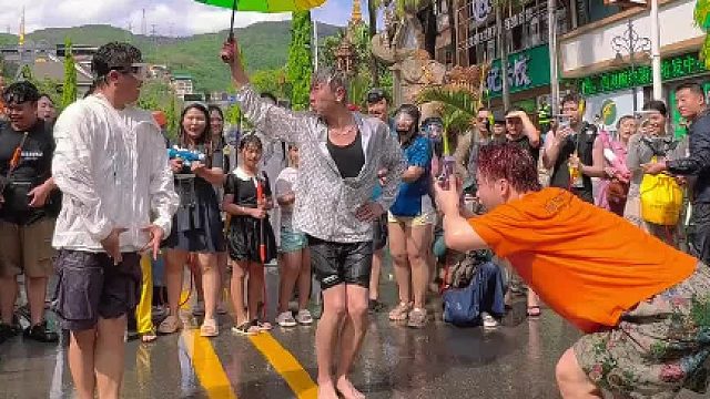 这舞跳的彩虹都出来了 一起泼水节