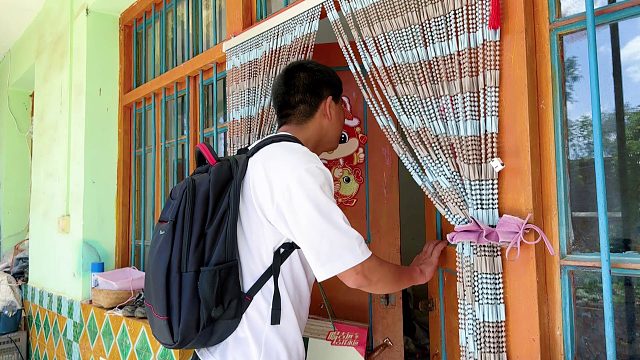 丈夫出差突然回家，想给老婆一个大惊喜，推开房门出人意料！