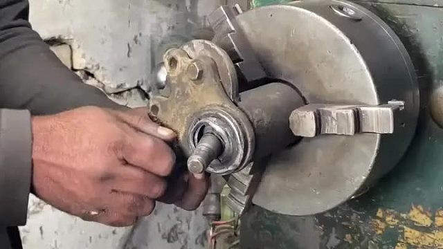 巴铁师傅维修面包车球头全过程