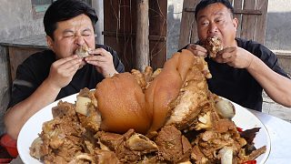 15斤大骨頭15斤大肘子，柴火大鐵鍋燉一鍋，吃肉喝酒，過癮