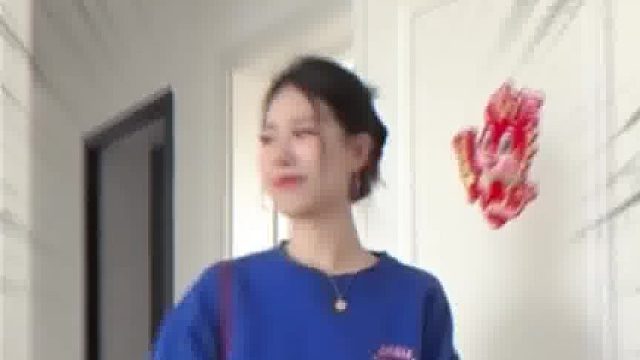 美女小姐姐：手腕转动荧光笔 字母在锁骨间游走