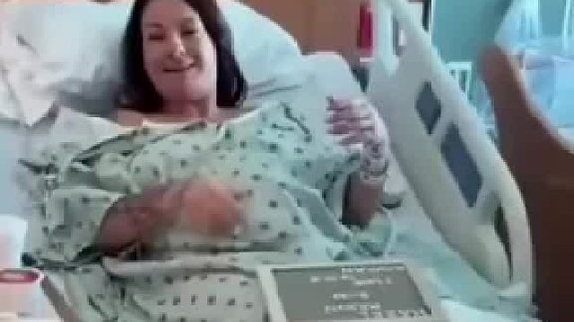 哥哥第一眼看到刚出生的妹妹直接对着爸爸童言无忌 语出惊人网友