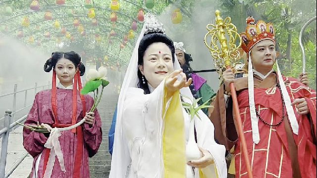 春游福山，踏青赏花正当时；五一长假，陪着家人来东莞观音山登高许愿