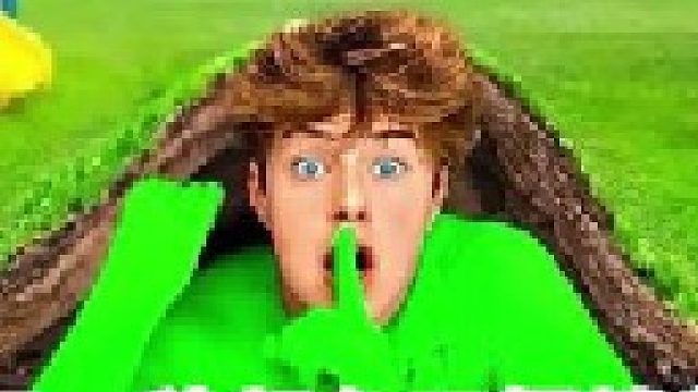 5个人用一种颜色玩伪装捉迷藏，谁能成功躲藏到最后