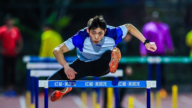 太燃了！中国飞人刘俊茜110米栏上演疯狂逆袭，后程发力太恐怖了