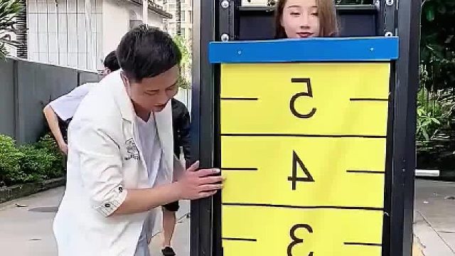 大型人体压缩魔术，小姐姐是如何做到的？