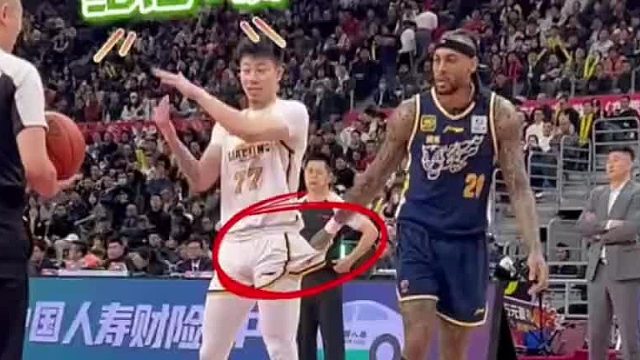 篮球赛场上的趣味时刻：张镇麟与莫兰德的搞笑互动