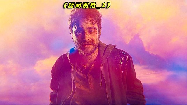 男人手上竟被钉上两把手枪