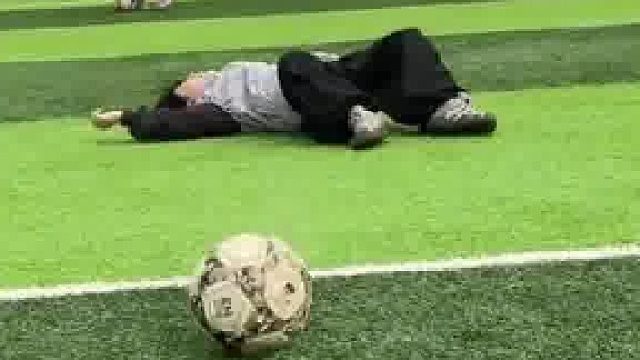 朋友说给我表演一个花样足球