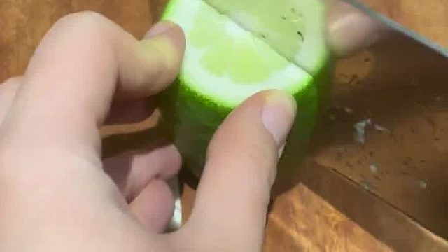 拌黄瓜，但混入一根柠檬