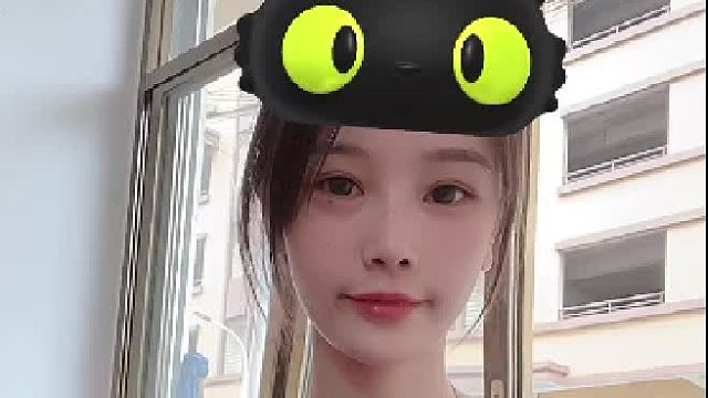 风揉碎月光，却吹不散玻璃窗上的倒影