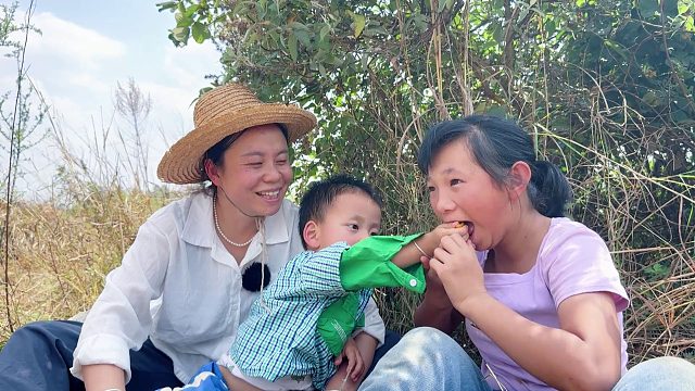 妈妈带娃摘野果，遇见农村小女孩，宝宝的举动真暖心！
