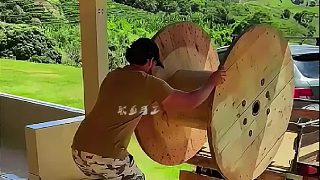 男子撿來廢棄木盤經(jīng)過簡(jiǎn)單的改造成一款實(shí)用家具，真的太有創(chuàng)意了！