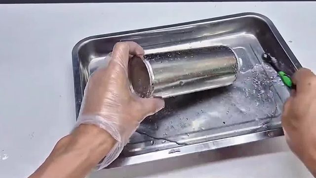 小伙将自喷漆空瓶经过简单的改造成一款家用器具，真是太有创意了！