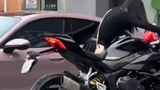 這是青春的模樣，一套動作下來行云流水，拽女孩手機帶那一下挺紳士