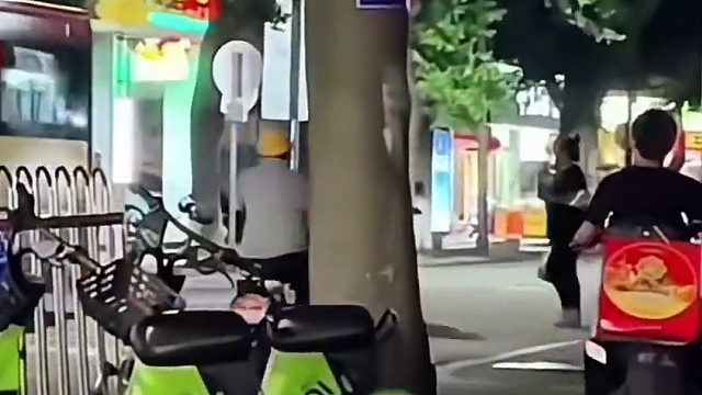 对不住了兄弟 你的月饼我先帮你尝尝