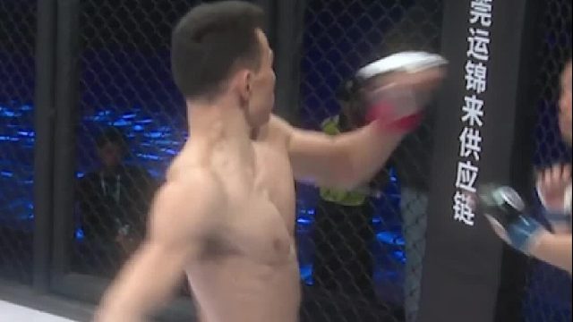 龙三格斗环球拳王巡回赛·广州站伊藤风童VS阿合江