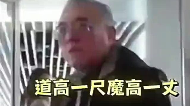 飞机登机排队被插队，小伙做法真是又有礼貌又绝了！