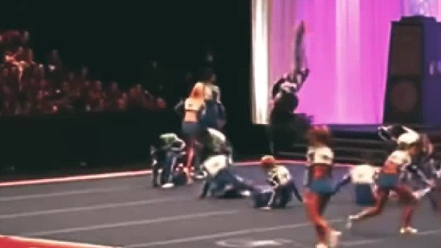 啦啦队届的泥石流