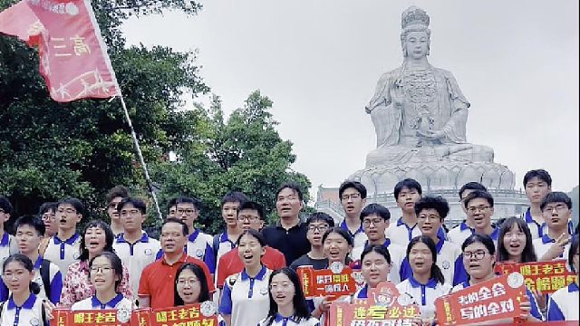 磨炼意志，强健体魄，高三莘莘学子来东莞观音山励志登高，为即将到来的高考加油！