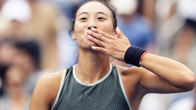 高素质！郑钦文赛后主动收拾座位上垃圾，收到球迷礼物后笑了