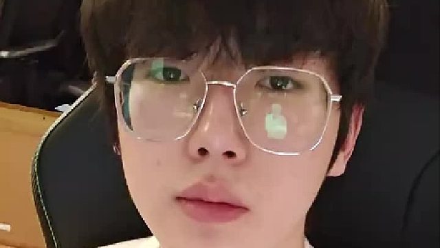 Smoggy发布视频：谢谢各位的支持，送大家一束花
