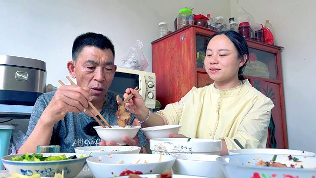 公公打工回来，中午干活饿了，看儿媳如何待公公