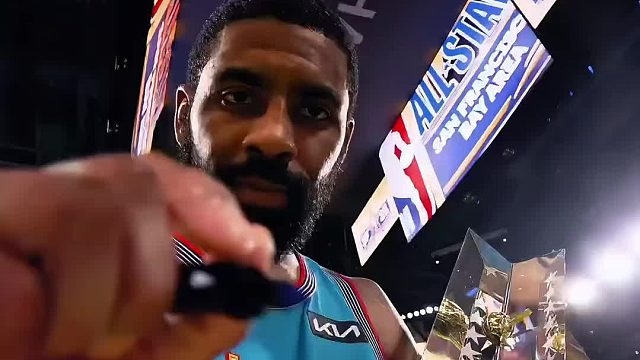 文子赛后抱着奖杯在摄影机镜头上签名