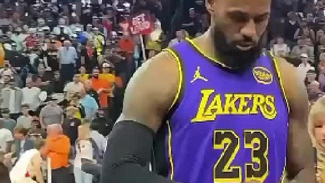 老詹抛镁粉边上人愿意吗