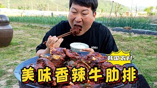一人獨(dú)享美味的香辣牛肋排，徒手拿著直接啃，吃得太過癮了！