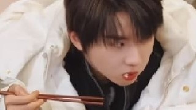 看给孩子饿成啥样了。。