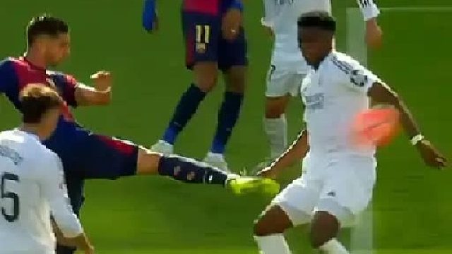 争议不断  主裁判多次判罚引发争议