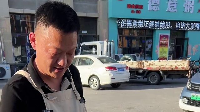 小伙街头煮羊肉羊杂，羊身上啥都有，15块钱一大碗