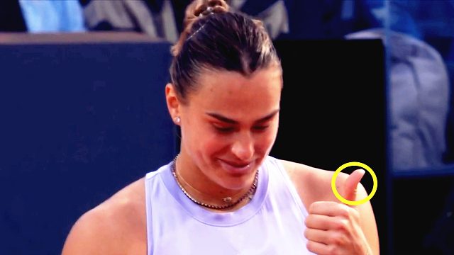 罕见！郑钦文连续两发ACE球，萨巴伦卡从点赞到愤怒拍球