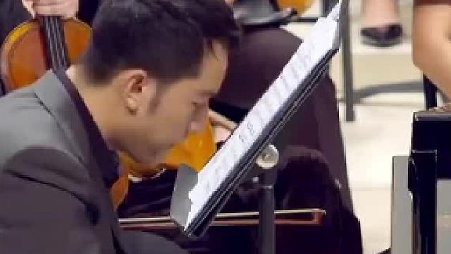 你的钢琴固然弹得非常的好，却被后面小姐姐抢了镜头